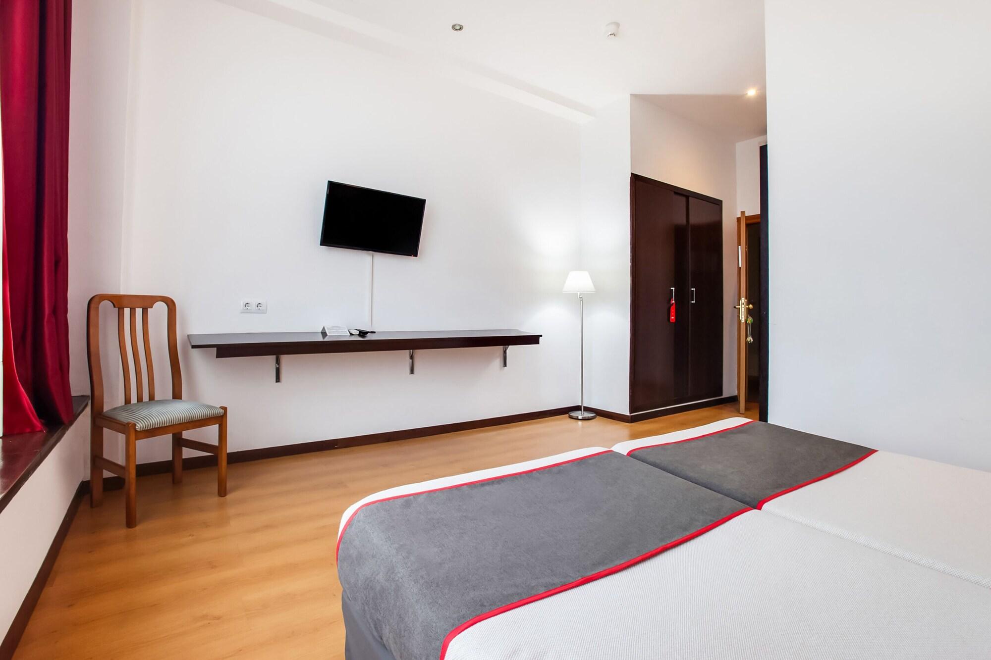 Oyo Hotel Parque Empresarial Авілес Екстер'єр фото