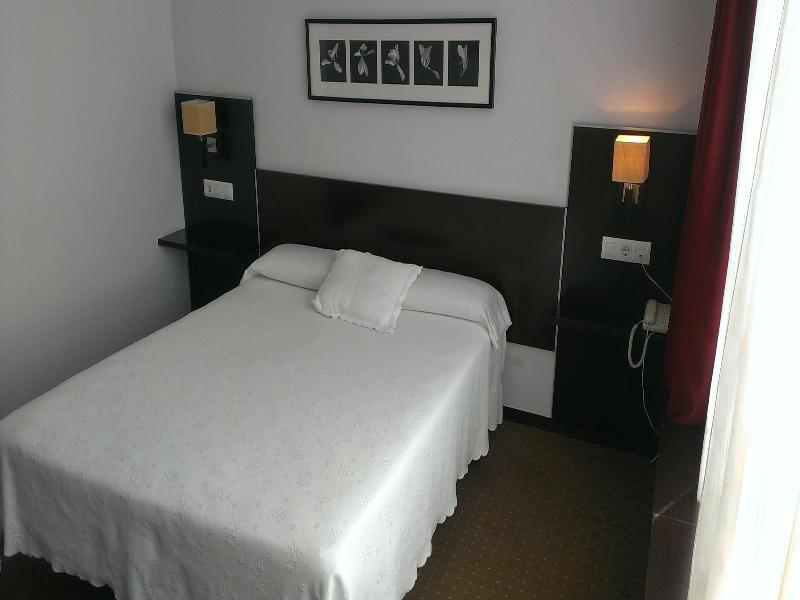 Oyo Hotel Parque Empresarial Авілес Екстер'єр фото